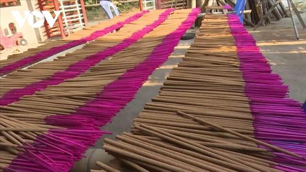 ຮັກ​ສາ​ອາ​ຊີບ​ເຮັດ​ທູບ​ ໄ​ຕ່ ​ຢູ່​ບ້ານ ປາກ​ແງ່, ແຂວງ ໄທ​ງວຽນ