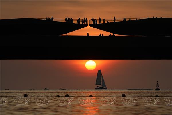 世界のメディア、「キスブリッジ」を称賛