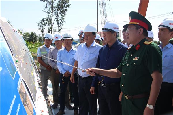 Bộ trưởng Bộ Xây dựng Trần Hồng Minh kiểm tra cao tốc Cà Mau - Cái Nước