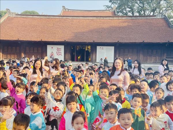 Hà Nội: 950 học sinh tiểu học diễn hành chào mừng năm mới Bính Ngọ và kỷ niệm 950 năm Quốc Tử Giám