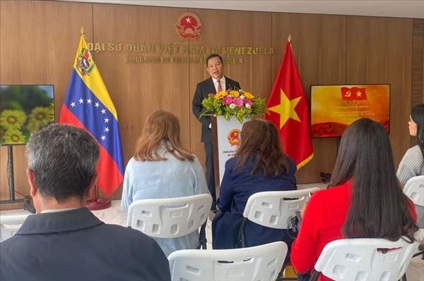 ຖະ​ແຫຼງຂ່າວ​ກ່ຽວ​ກັບ​ກອງ​ປະ​ຊຸມ​ໃຫຍ່​ຄັ້ງ​ທີ XIV ຂອງ​ພັກ​ກອມ​ມູ​ນິດ ຫວຽດ​ນາມ ​ເຖິງ​ສື່ມວນ​ຊົນ ເວ​ເນ​ຊູ​ເອ​ລາ