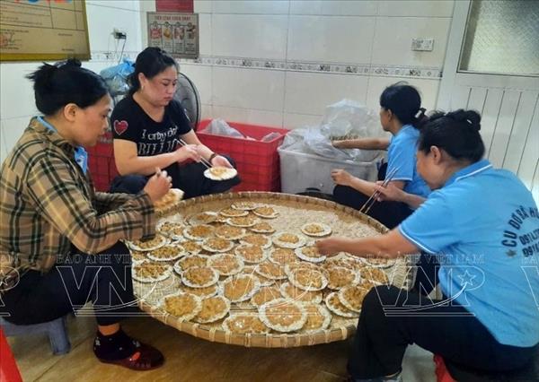 ຮັກ​ສາ​ອາ​ຊີບ​ຜະ​ລິດ​ເຂົ້າ​ໜົມ​ກູ​ເດີ​ພື້ນ​ເມືອງ​ຢູ່​ແຂວງ ຫ່າ​ຕິ້ງ