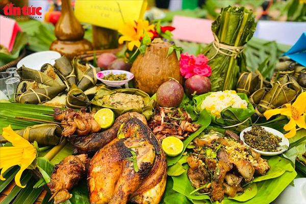 ស្ពកបាយចុងឆ្នាំផ្សារភ្ជាប់សហគមន៍បណ្តាជនជាតិនៅភូមិវប្បធម៌។