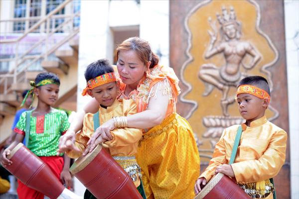 អត្តសញ្ញាណវប្បធម៌ប្រពៃណីភ្ជាប់ជាមួយជីវភាពនៅសម័យទំនើប