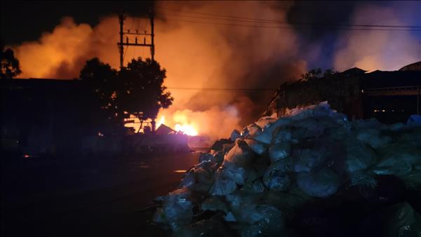 Cháy lớn tại xưởng gỗ và tái chế nhựa ở Lạc Đạo (Hưng Yên)