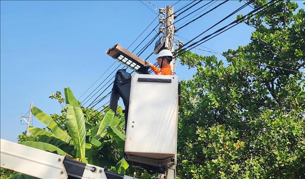 TTXVN phối hợp thực hiện chương trình Thắp sáng đường quê tại Đồng Phú