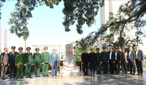 Phó Thủ tướng Chính phủ Bùi Thanh Sơn cùng các đại biểu chụp ảnh lưu niệm tại Cột mốc 1369 (2) tại cửa khẩu Quốc tế Móng Cái, phường Móng Cái 1, tỉnh Quảng Ninh. Ảnh: TTXVN phát