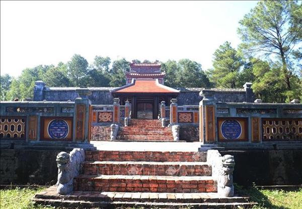 Hue ordena desmantelar estructuras ilegales en tumba imperial tras el Tet