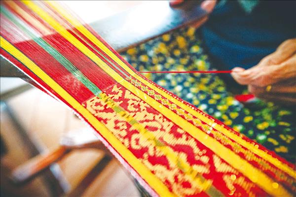 ភូមិ មីងៀប រក្សាព្រលឹងមុខរបរត្បាញសំពត់សង្កិម