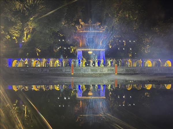 Un programme artistique célèbre les valeurs essentielles de léducation vietnamienne