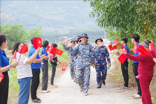 꽝쭝 작전 완료: 수해 현장 떠나는 군 장병들, 남겨진 따뜻한 정(情)