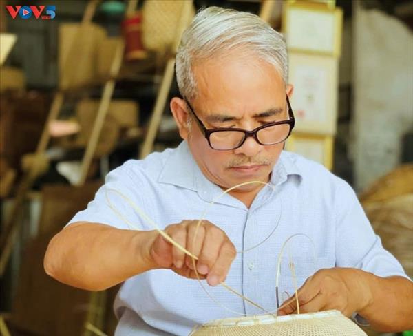 Artesano Nguyen Van Tinh: El pilar de la artesanía de bambú y ratán en la aldea Phu Vinh