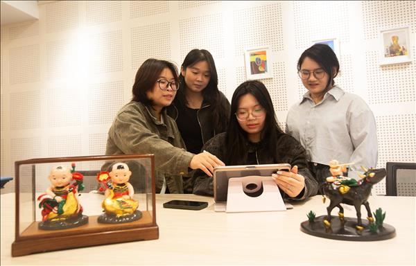 Hồi sinh tranh dân gian Đông Hồ bằng ngôn ngữ thiết kế đương đại