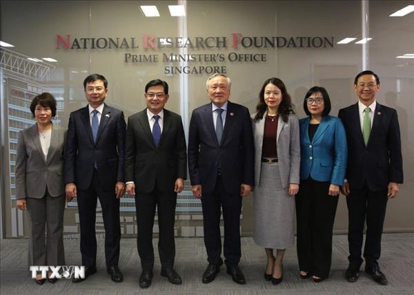 Vietnam busca fortalecer vínculos financieros y atraer inversiones de Singapur