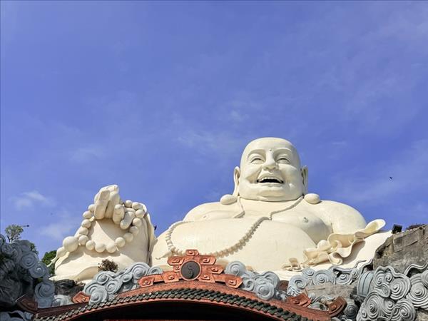 Mayor estatua de Buda Maitreya en la cima de una montaña de Asia impresiona a los visitantes