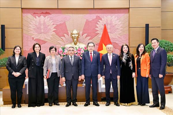 Le président de lAssemblée nationale reçoit les ambassadeurs du Cambodge, des États-Unis et des Philippines