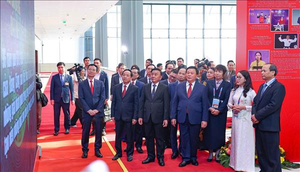 Tiến tới Đại hội XIV của Đảng: Trưng bày ảnh Dưới cờ Đảng - Đất nước tiến vào kỷ nguyên mới