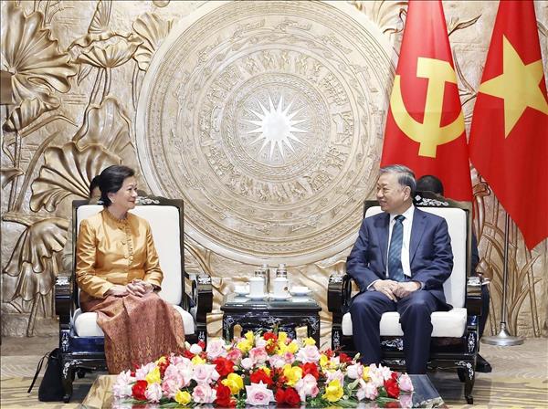 Le secrétaire général du Parti To Lam reçoit lambassadrice du Cambodge Chea Kimtha