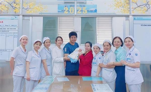 Hito médico en Vietnam: retrasan parto gemelar ocho semanas