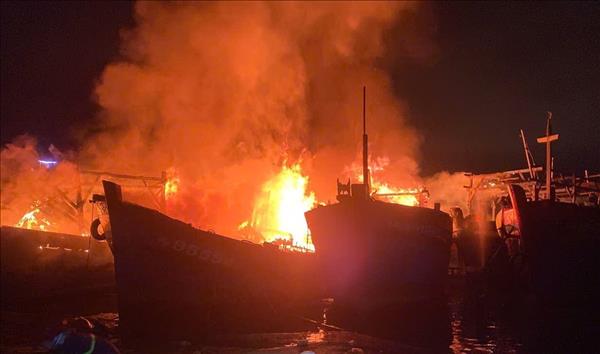 Bốn tàu cá bị cháy khi đang neo đậu