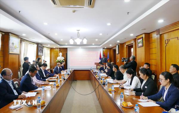 ຖະ​ແຫຼງ​ຂ່າວ​ໃຫ້​ສື່ມວນ​ຊົນ​ລາວ ກ່ຽວ​ກັບ​ບັນ​ດາ​ບຸກ​ທະ​ລຸ​ຂອງກອງ​ປະ​ຊຸມ​ໃຫຍ່​ຄັ້ງ​ທີ XIV ຂອງ​ພັກ​ກອມ​ມູ​ນິດ ຫວຽດ​ນາມ