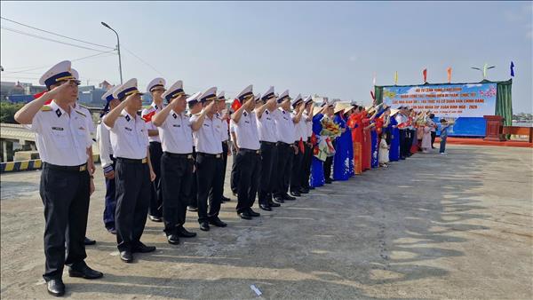 Hai tàu Hải quân khởi hành mang quà Tết đến Nhà giàn DK1 và các tàu trực trên biển