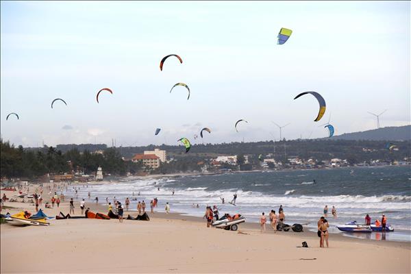 Mũi Né vào mùa cao điểm lướt ván diều hấp dẫn khách quốc tế