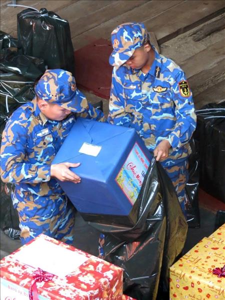 Mang quà Tết đến Nhà giàn DK1 và các tàu trực trên biển