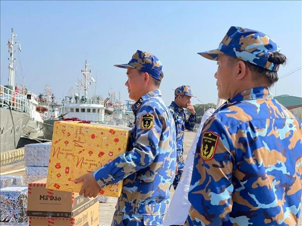 Tet gifts to be presented to soldiers on DK1 platform, naval vessels