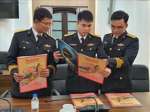 Mang báo Tết ra Trường Sa: Mạch nguồn yêu thương nơi biển đảo