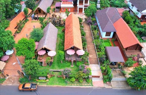 Casas largas de los E De en Dak Lak, patrimonio vivo del turismo comunitario de Vietnam