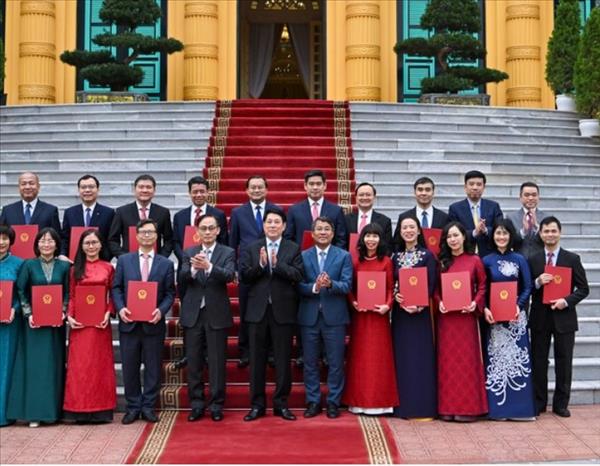 ルオン・クオン国家主席 海外派遣の新任大使16名に任命状を授与