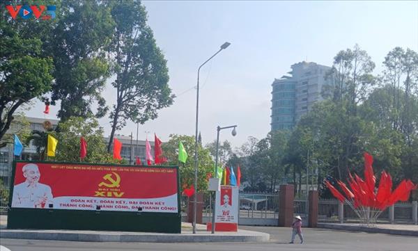 ប្រជាជននៅតំបន់ដីសណ្តទន្លេ Cuu Long តាមដានយ៉ាងដិតដល់នូវមហាសន្និបាតលើកទី១៤ របស់បក្ស