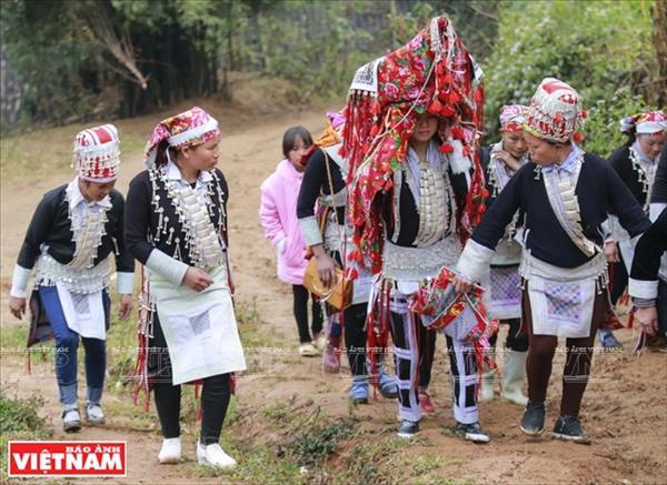 ຮີດຄອງງານດອງທີ່ເປັນເອກະລັກຂອງຊາວເຜົ່າຢ້າວແດງ ຢູ່ເມືອງ ບ໋າດຊ໋າດ