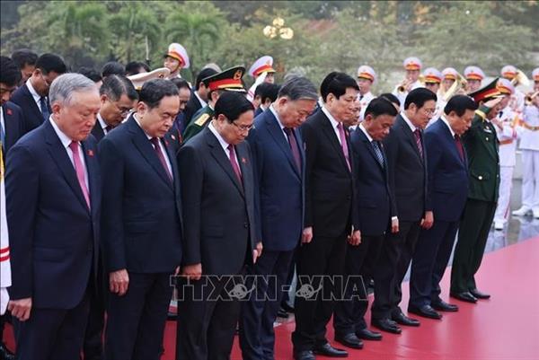 Dirigentes vietnamitas rinden tributo al Presidente Ho Chi Minh