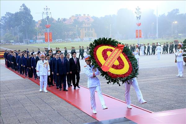 出席越共十四大代表们入陵瞻仰胡志明主席