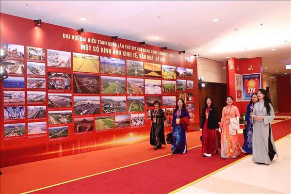 Trưng bày ảnh Dưới cờ Đảng - Đất nước tiến vào Kỷ nguyên mới thu hút sự quan tâm của các đại biểu dự Đại hội XIV