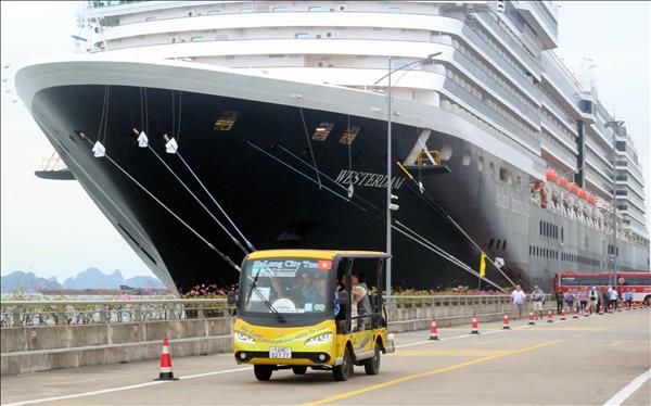 Quang Ninh ancre sa position de destination phare pour le tourisme de croisière