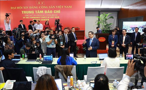 Премьер-министр Фам Минь Тьинь: Сосредоточить внимание на ключевых содержаниях и новых моментах Съезда