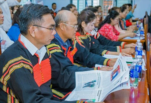 ພໍ່​ແມ່​ປະ​ຊາ​ຊົນ​ບັນ​ດາ​ເຜົ່າ​ໄຕ​ງວຽນ - ຕອນ​ໃຕ້​ພາກ​ກາງ ຝາກ​ຝັງ​ຄວາມ​ໄວ້​ເນື້ອ​ເຊື່ອ​ໃຈ​ຕໍ່​ກອງ​ປະ​ຊຸມ​ໃຫຍ່​ຄັ້ງ​ທີ XIV ຂອງ​ພັກ