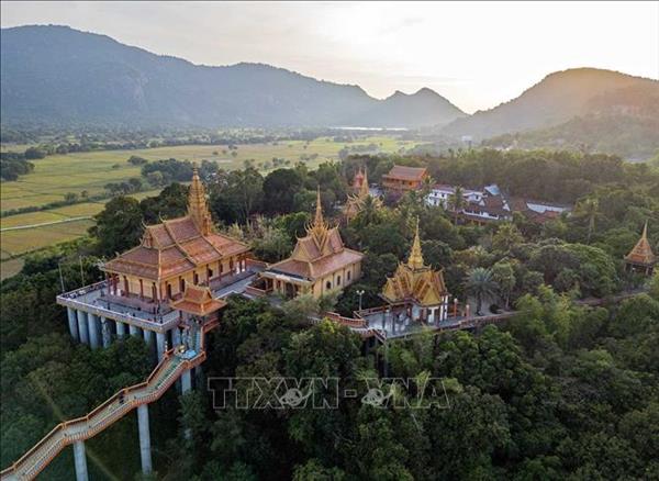 ວັດ ຕາປະ – ວັດຂະແມທີ່ມີເອກະລັກໂດດເດັ່ນເທິງຍອດເຂົາ ຢູ່ແຂວງ ອານຢາງ 