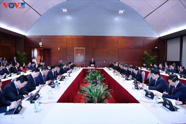 ប្រតិភូដែលចូលរួមមហាសន្និបាតលើកទី១៤របស់បក្សកុម្មុយនិស្តវៀតណាម ពិភាក្សាអំពីឯកសារនៃមហាសន្និបាត