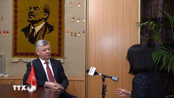 Un député russe souligne les succès du Vietnam sous la direction du Parti communiste