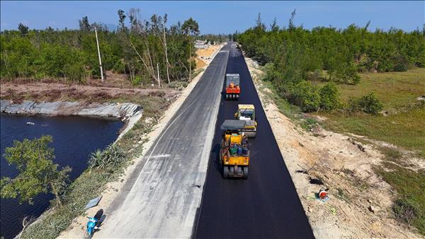 Đại hội XIV của Đảng: Khí thế thi đua sôi nổi trên các công trình trọng điểm tại Hà Tĩnh
