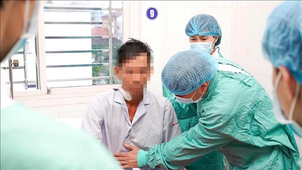 Lần đầu tiên thực hiện thành công cắt đa nang thận khổng lồ và ghép thận đồng thời