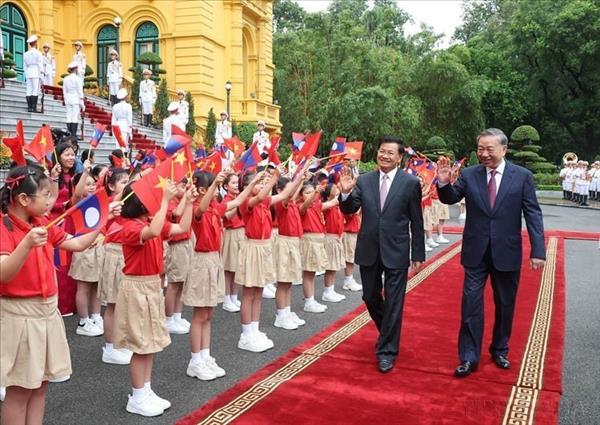 Le dirigeant lao en visite dÉtat au Vietnam