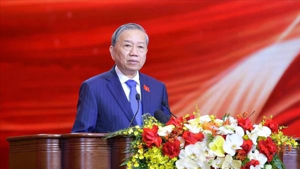 គណៈកម្មាធិការមជ្ឈិមនីតិកាលទី១៤ នៃបក្សកុម្មុយនិស្តវៀតណាម បង្ហាញមុខចំពោះ មហាសន្និបាត។ រូបថត៖ VOV