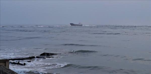 Đưa 11 thuyền viên trên tàu hàng mắc cạn ở Cửa Việt vào bờ an toàn