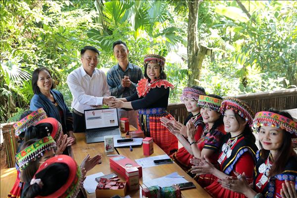 Ứng dụng công nghệ để quảng bá sản phẩm ở HTX chè Tây Trúc Xanh 