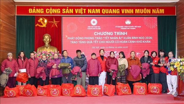 꽝찌 국경경비대, 지역 주민들에 생필품·현금 등 선물